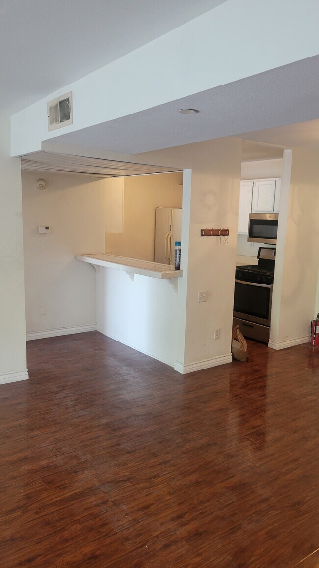 Foto del edificio - 10960 Ashton Ave