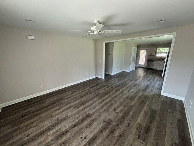 Foto del edificio - TUSCALOOSA TREASURE! 3BR/2BA | Stainless Steel | Covered Patio & Fenced Yard!