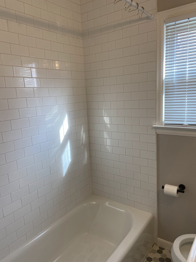 Updated bath with tub - 418 Sunnyside Ln