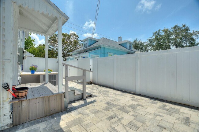 Foto del edificio - Charming 1 Bed, 1 Bath Apartment - All  Ut...