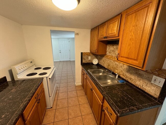Building Photo - Charming 2 bedroom House