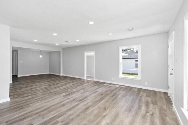 Building Photo - 722 Mary Lake Dr