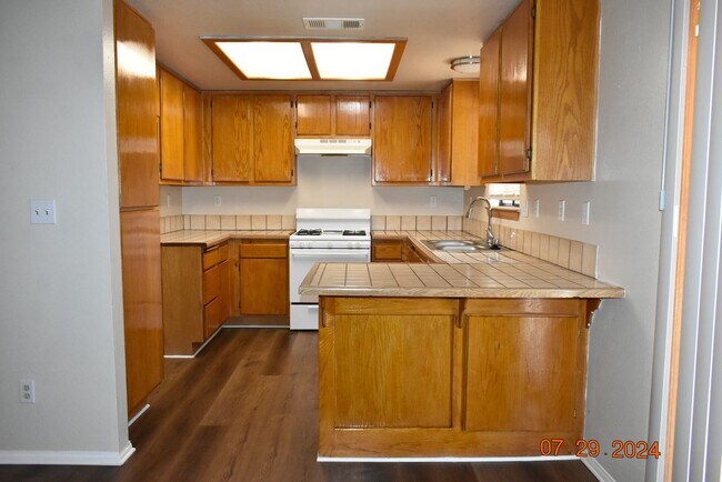 Foto del edificio - Charming 3-Bedroom Home with Spacious Backyard & 2-Car Garage