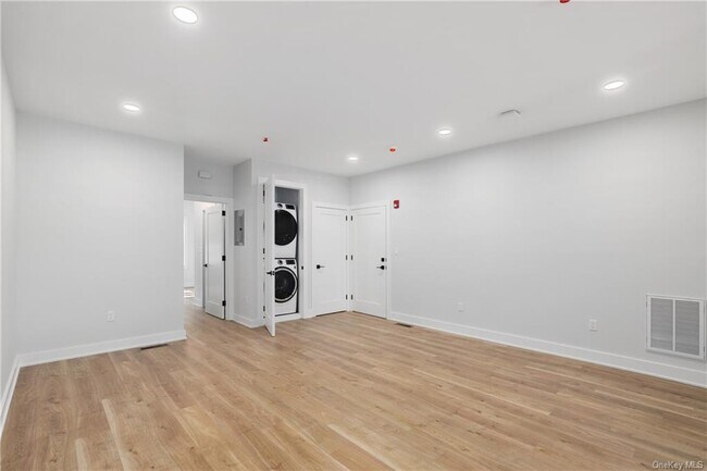 Foto del edificio - 447 Warburton Ave