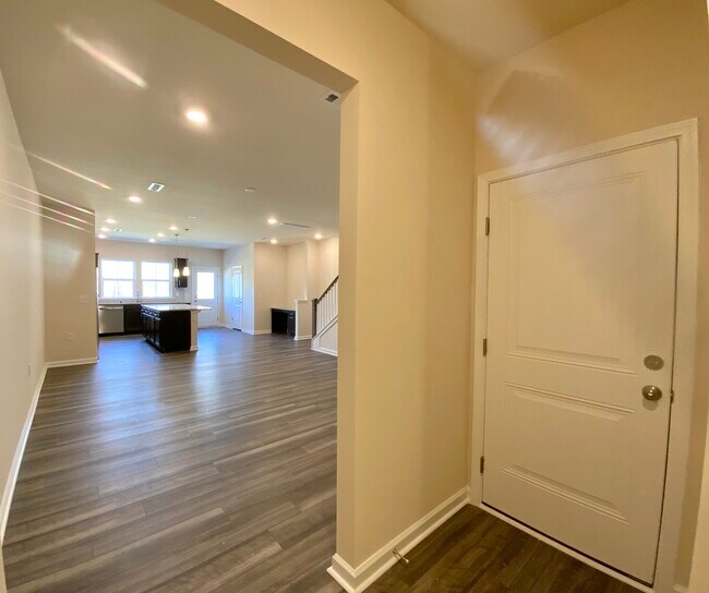 Foto del edificio - 836 Falls Grove Trl