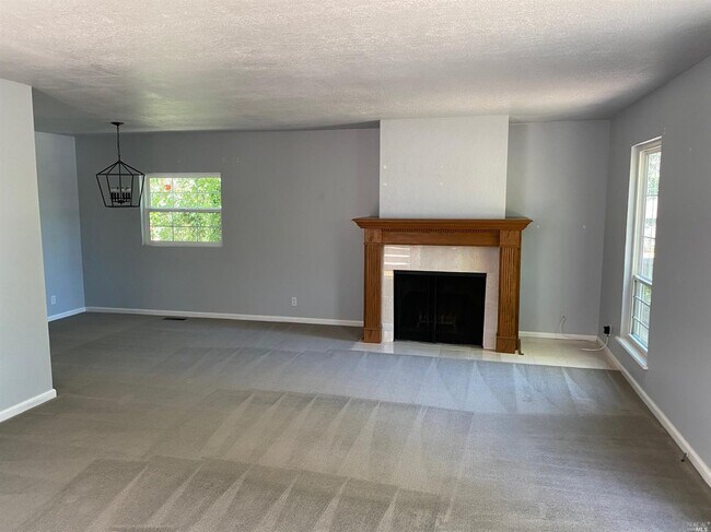 Building Photo - 2604 Topaz Dr
