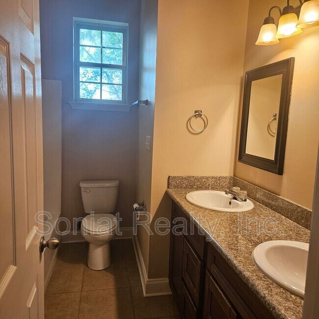 Foto del edificio - 5507B Warrington Drive