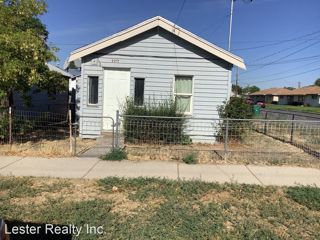 Primary Photo - Studio, 1 bath House - 2212 Oak Ave