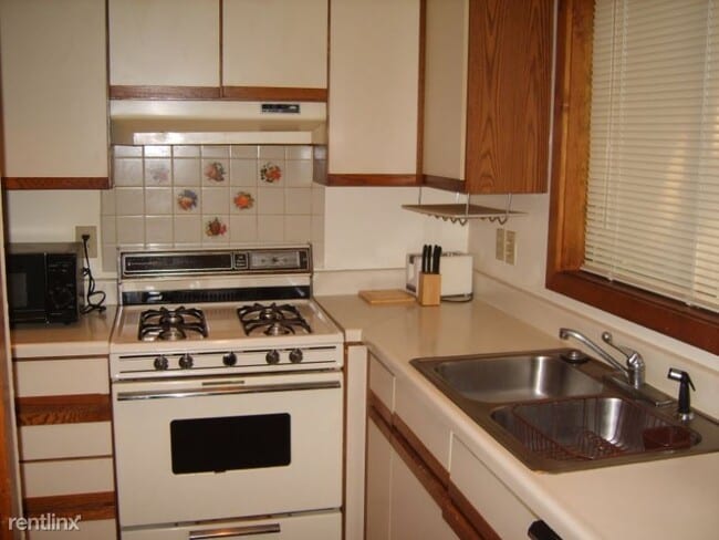 Building Photo - 2 br, 1.5 bath Townhome - 609 Hillsborough St