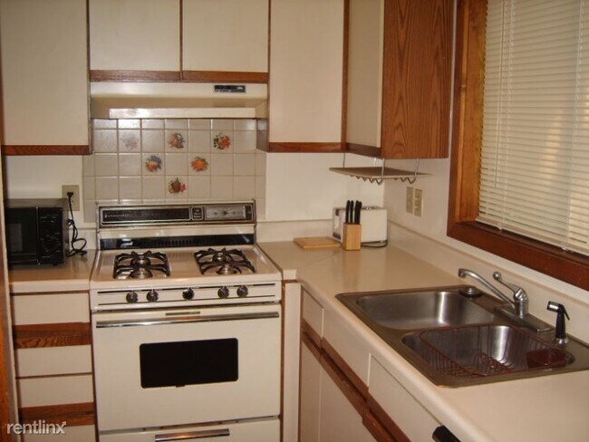 Foto del edificio - 2 br, 1.5 bath Townhome - 609 Hillsborough St