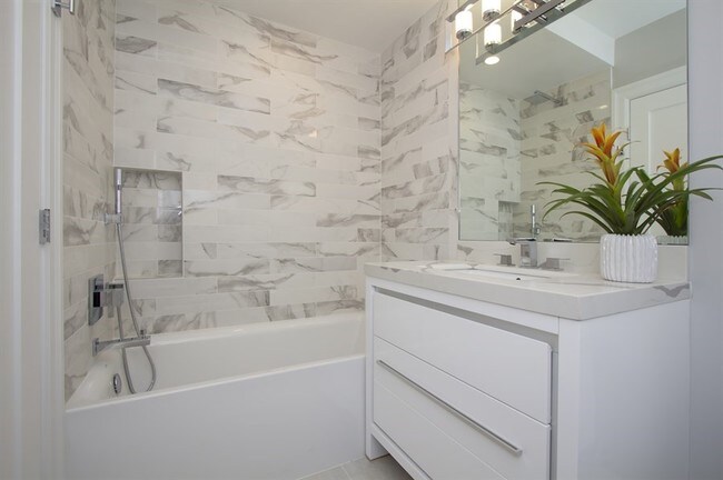Building Photo - Newly Renovated Marina Style Bay View Home