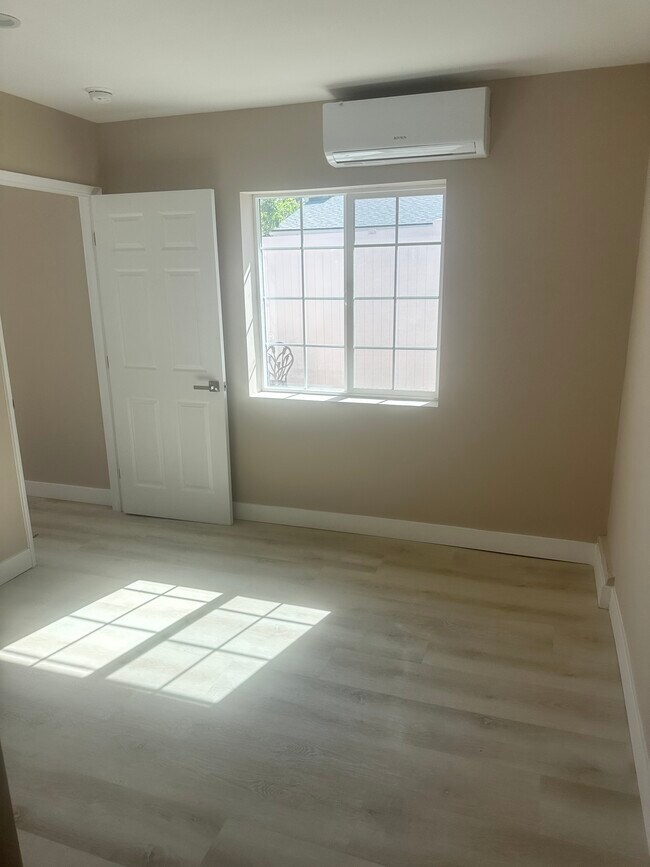 Foto del edificio - 24049 Gilmore St