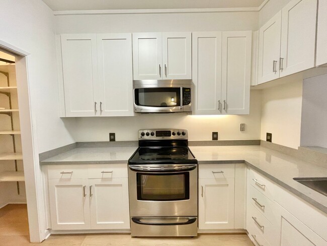 Building Photo - 2BR/2BA Urban Chic Townhome Condo! 1084SqF...