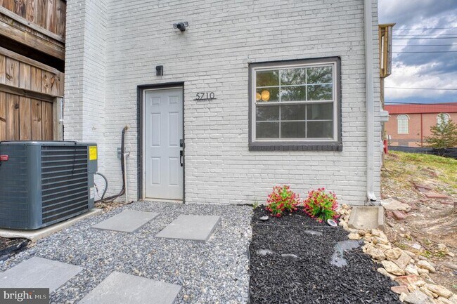 Foto del edificio - 5710 Eastern Ave NE