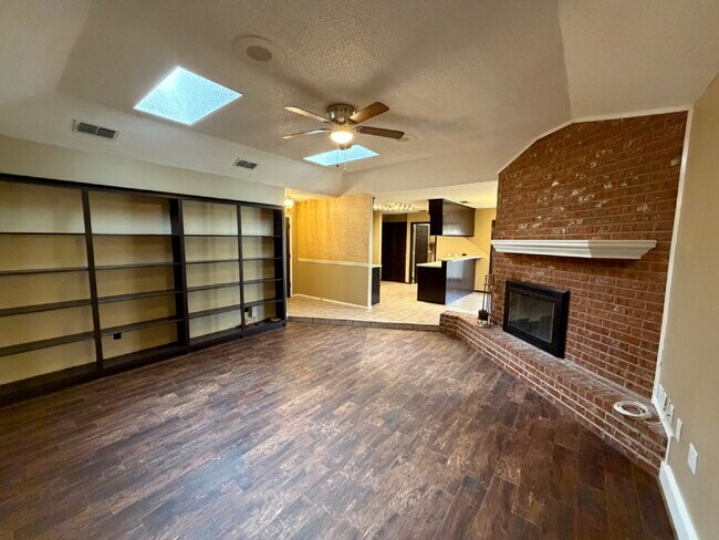 Foto del edificio - Spacious Home Located Within Few Blocks Of Schools & Close Access To Spur 327 & S. Loop 289!