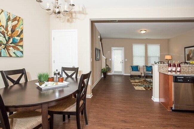 Foto del edificio - Just Listed! 3-Bedroom Townhome in East Ra...