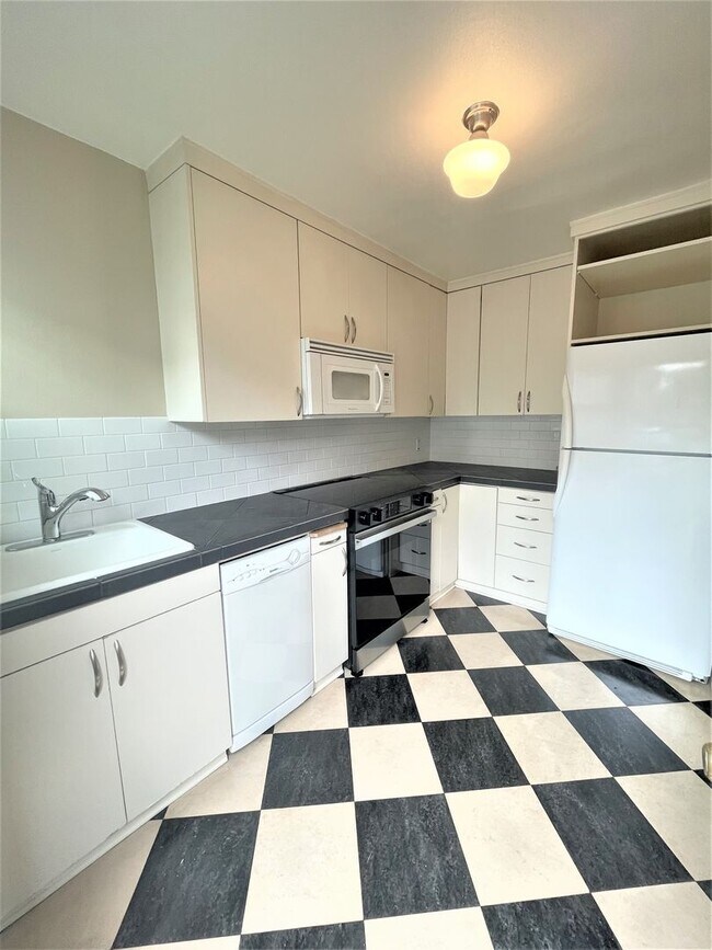 Building Photo - 2 bedroom Townhouse with free onsite parki...