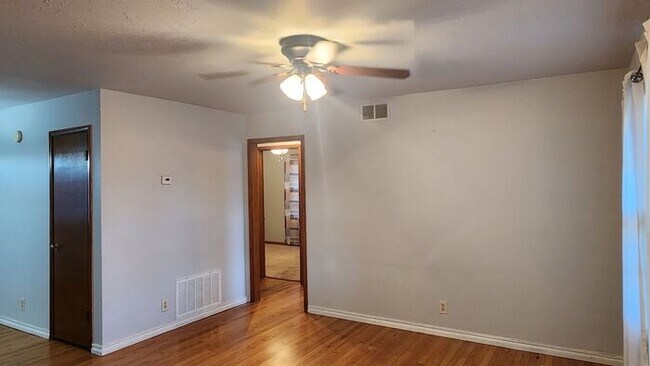 Building Photo - 3 Bed 1 Bath 1 Car in Biltmore Estates Add...