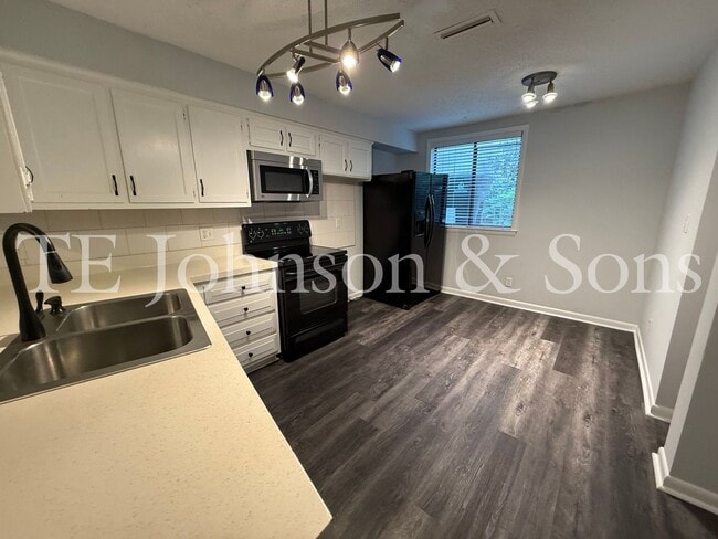 Building Photo - Cozy & Stylish 2BR Home with Fireplace, Su...