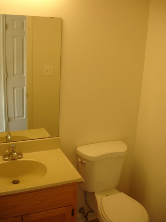 Building Photo - 18-32 S Whisper Ln