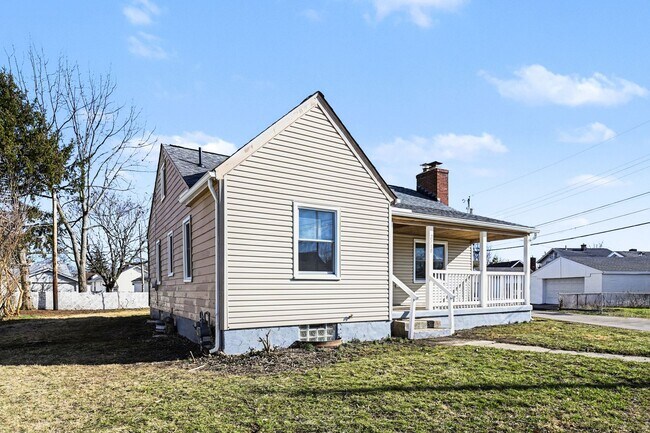 Foto del edificio - Updated 3 Bed 1 Bath with Two Car Garage