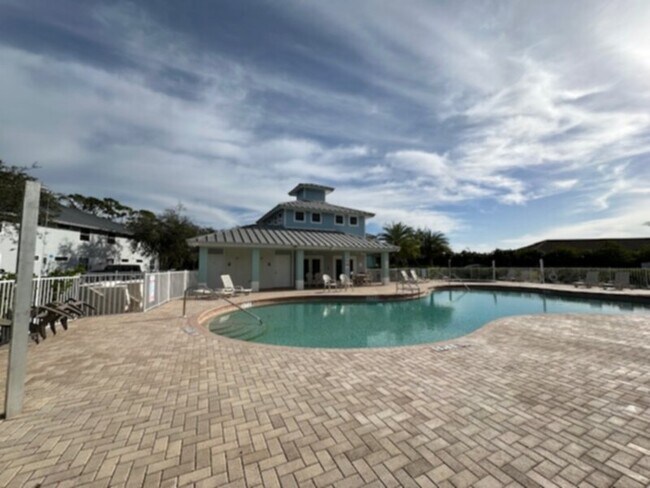 Foto del edificio - Application Fees Reimbursed Upon Move-In.First Floor! Water Included! Pine Key Condo