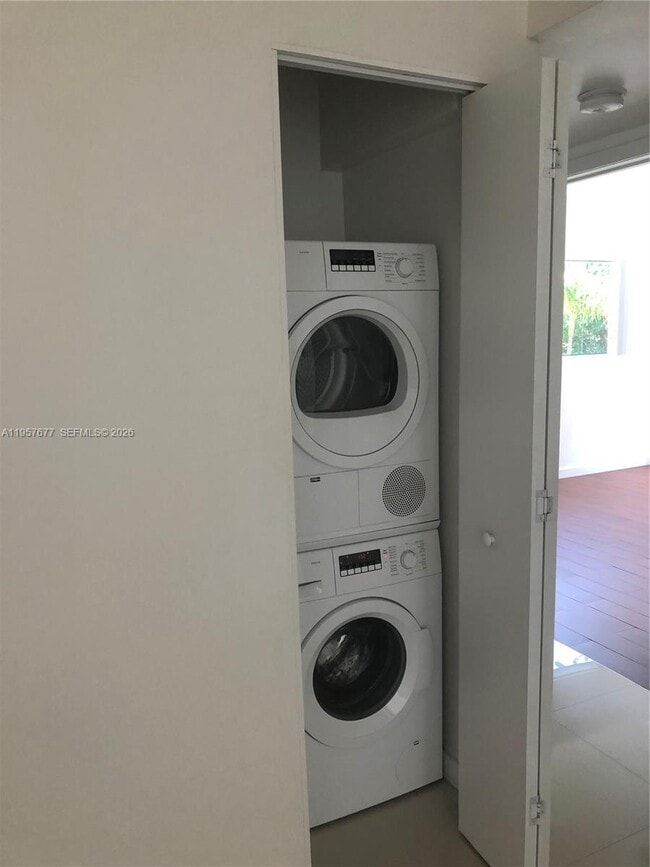 Building Photo - 10001 W Bay Harbor Dr