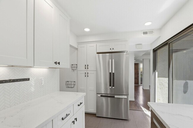 Foto del edificio - Beautifully Remodeled 3BD Townhome | Multi-Zone A/C | Private Patio