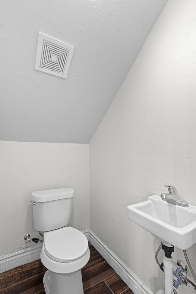 Building Photo - Yandell Units