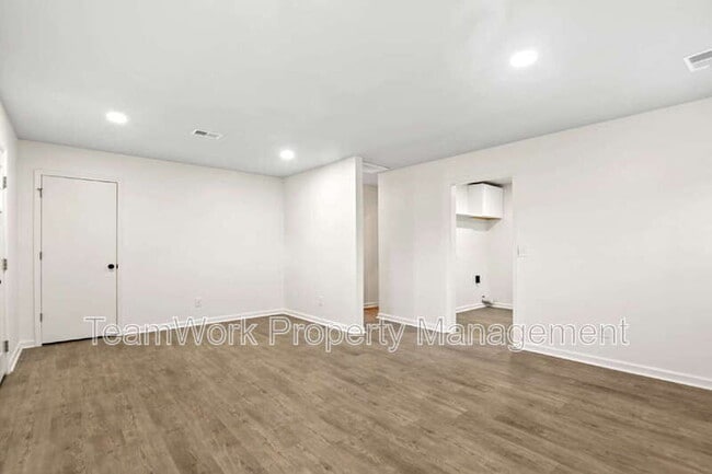 Building Photo - 3006 Azalea Dr