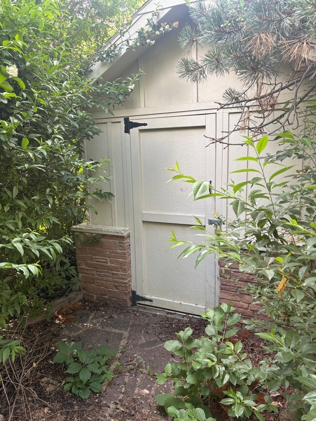Building Photo - 3 Bed + Office 2 Bath Ranch Home with Larg...