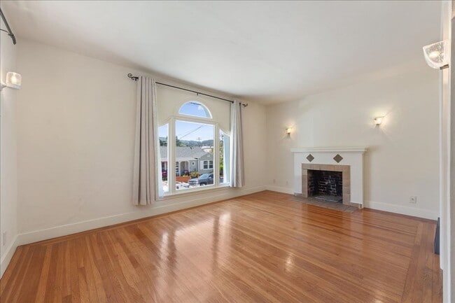 Building Photo - Warm & Sunny 2BD/1BA