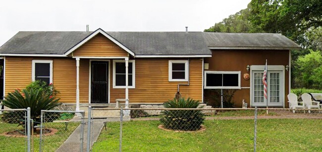 Building Photo - Spacious Home Near Downtown