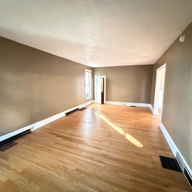 Foto del edificio - Spacious 4 Bedroom in Heritage Hill!