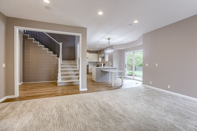 Foto del edificio - Gorgeous 5 Bedroom In Elkhorn!!