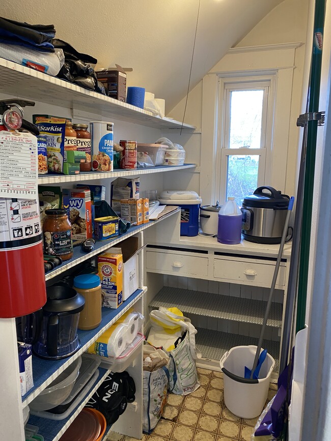 Building Photo - 15 E 10th St