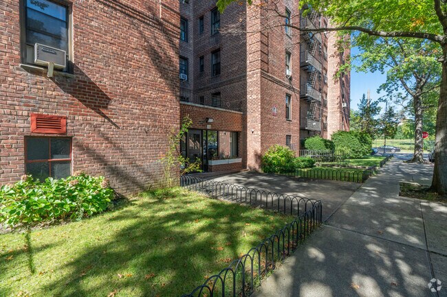 Building Entrance Alternate - 10 E 43rd St