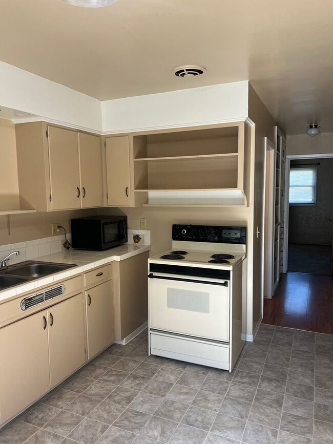 Foto del edificio - Medford 2 Bedroom, 1 bath Duplex with Fenc...