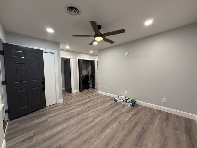 Foto del edificio - 313 E Bernard Ave