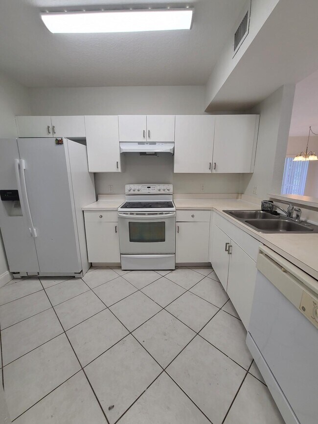 Building Photo - 1055 Golden Lakes Blvd