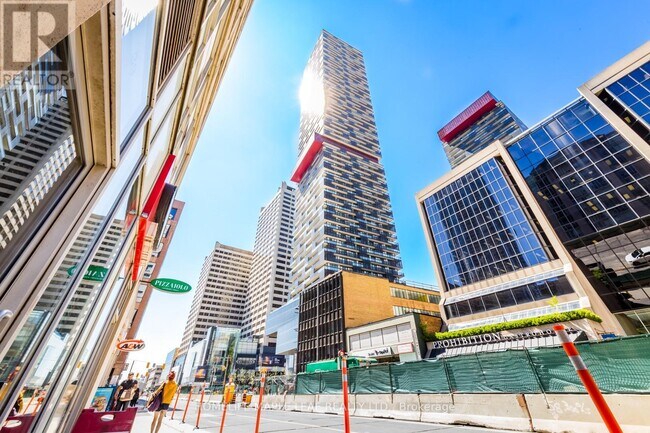 Photo du bâtiment - 8 Eglinton Ave E