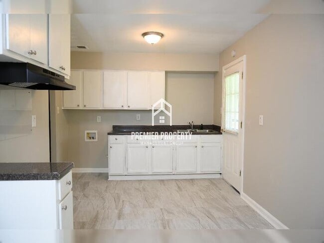 Building Photo - 1647 Leigh Dr
