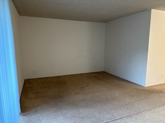 Building Photo - EPIC REA– Great Studio Condo at Shelter Cr...