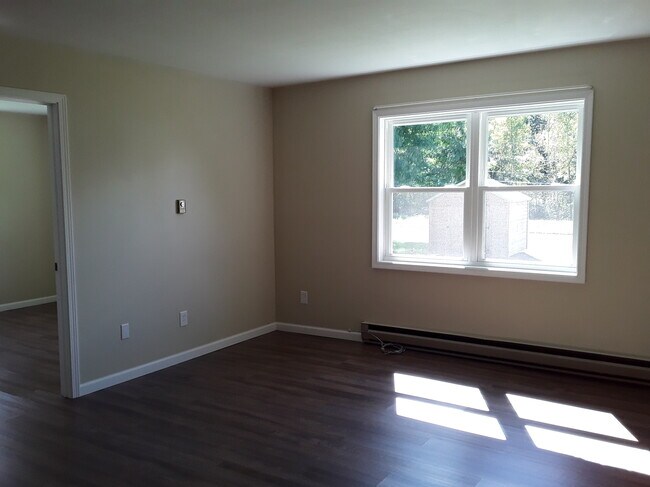 Building Photo - 3 Meadowbrook Ter