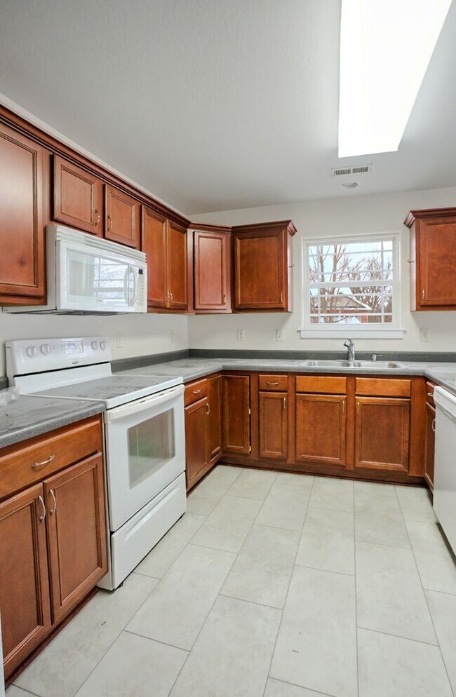 Foto del edificio - Three Bedroom/Two Bath/Fenced Yard/Community Pool