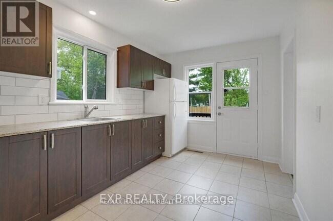 Building Photo - 1387 Morisset Ave