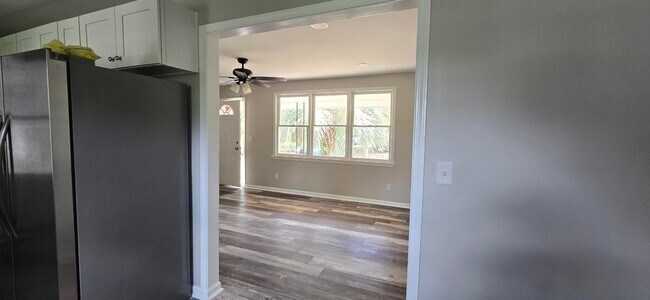 Building Photo - FRESH RENOVATION - NEW APPLIANCES - $1795!