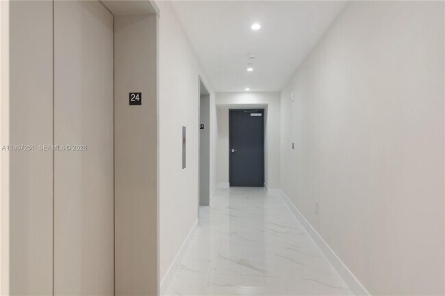 Foto del edificio - 700 NE 24th St