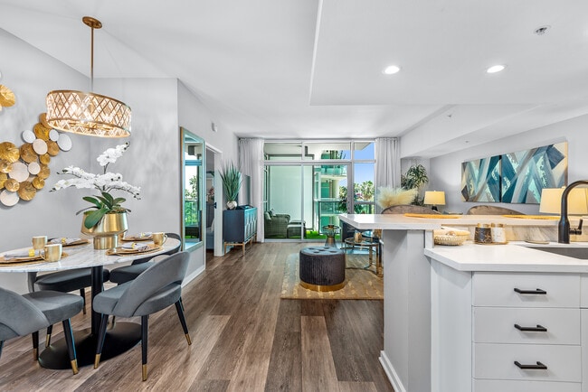 Building Photo - 13700 Marina Pointe Dr
