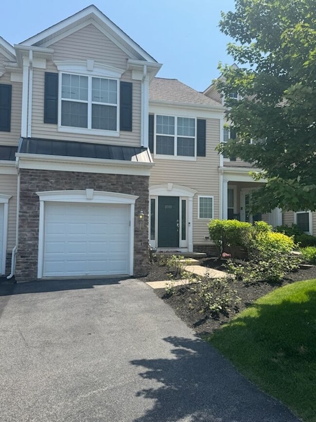 Building Photo - Spacious 3BR/2.5BA Townhome in Desirable B...
